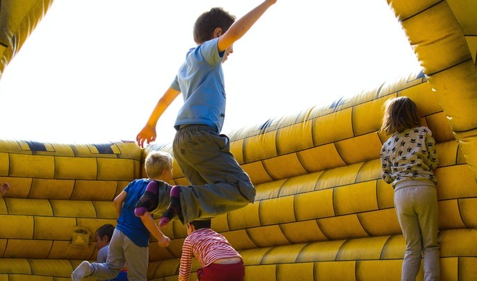 børn som hopper i en hoppeborg 