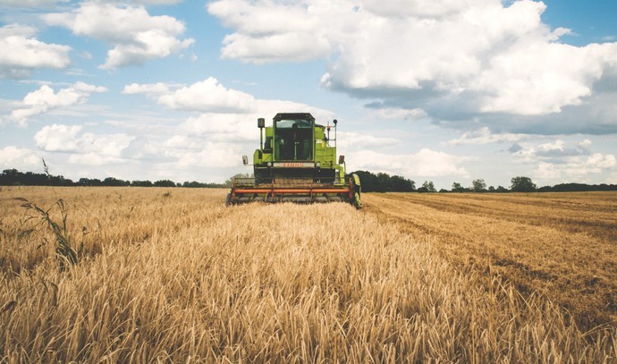 en mark som bliver høstet 