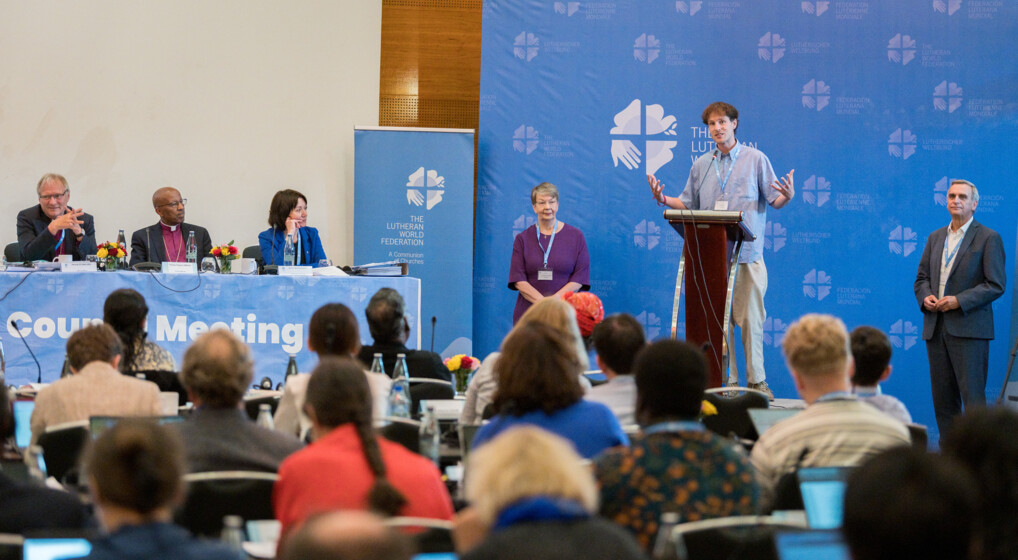 af Tim Götz fra den Evangeliske Lutherske Kirke i Tyskland, der præsenterer invitationen til Augsburg