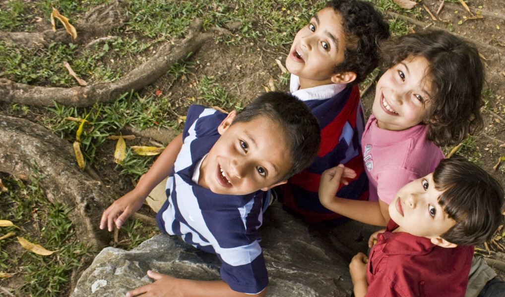 børn der kigger op og smiler