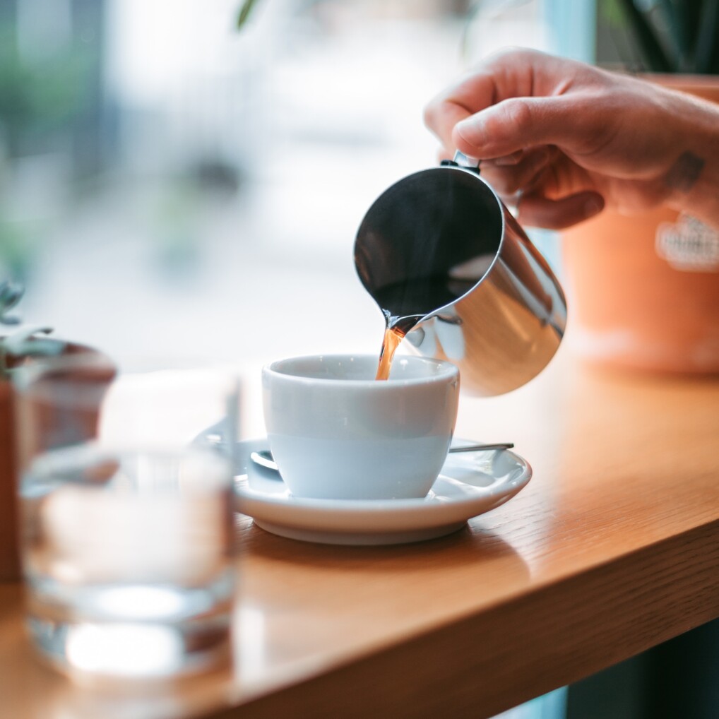 en kop kaffe som hældes op