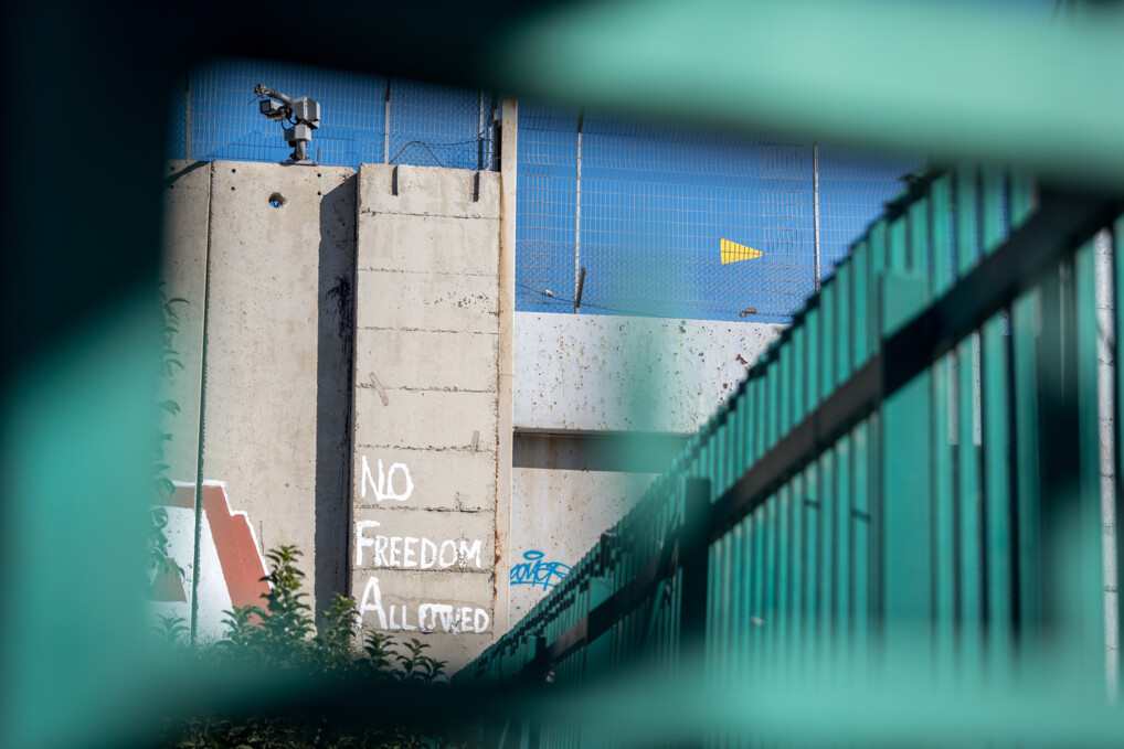 Betlehem, Palæstina: "No Freedom Allowed" står der skrevet på en del af muren, som adskiller Betlehem fra Jerusalem. Foto: Albin Hillert/WCC.