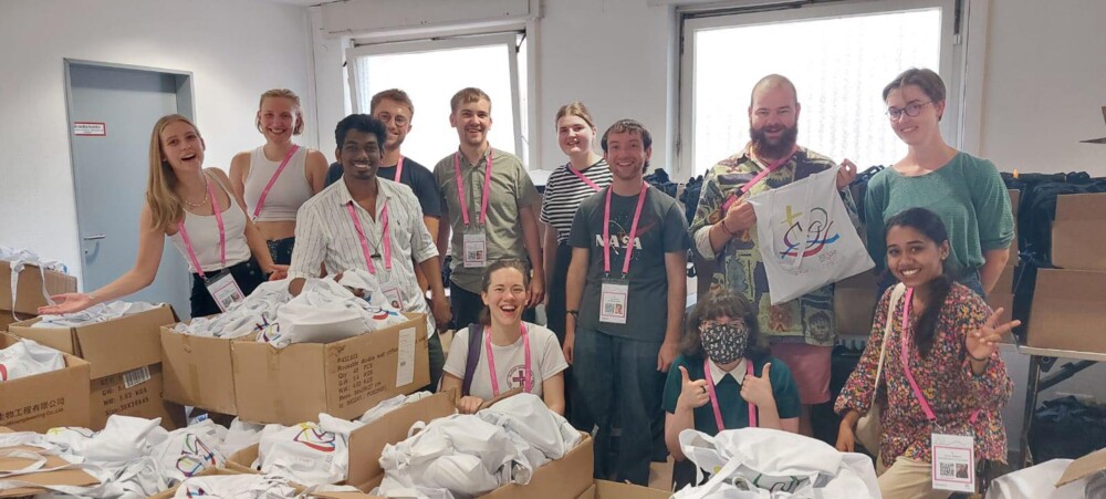 Stewards står bagved papkasser med muleposer, der har KVs logo printet