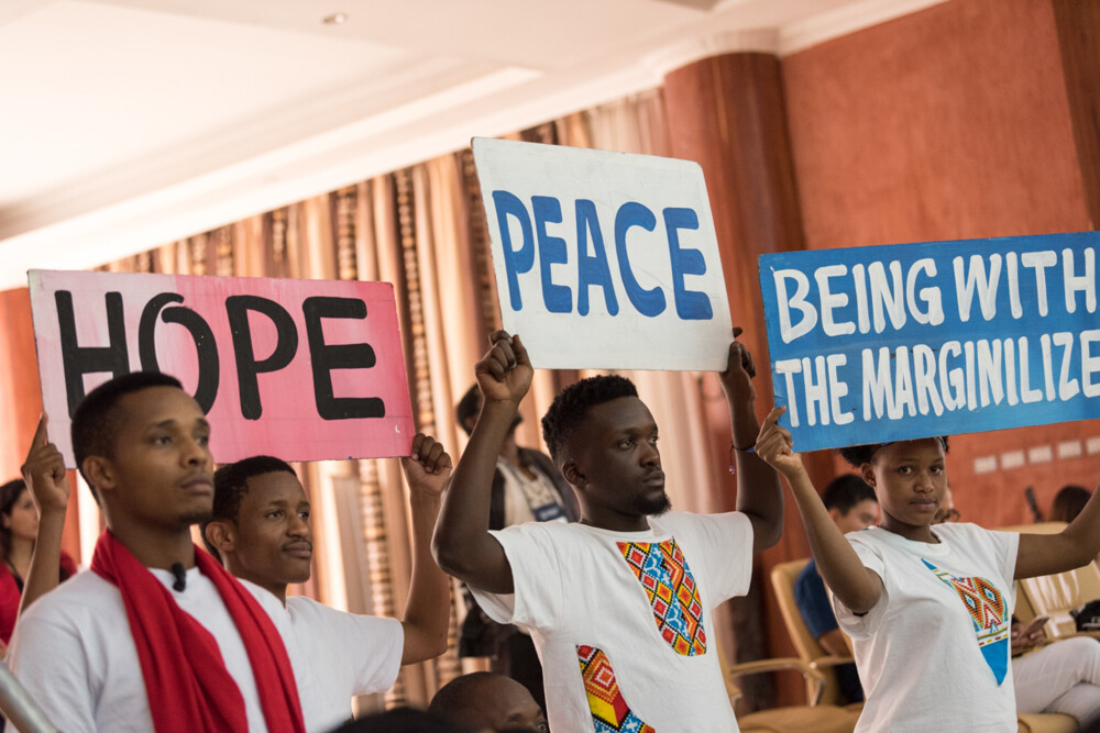 Skilte med Hope, Peace, Being with the marginilize