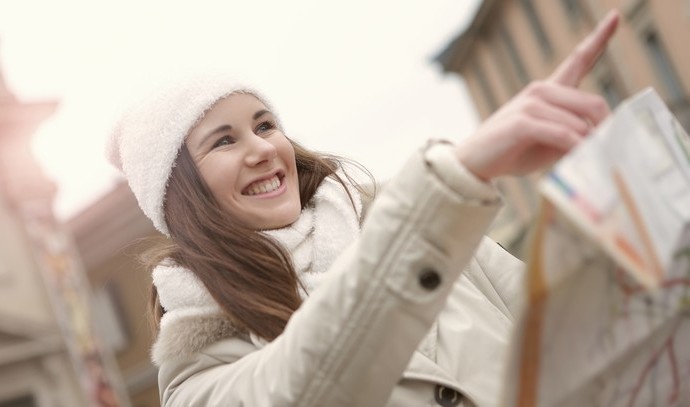 kvinde som smiler og peger