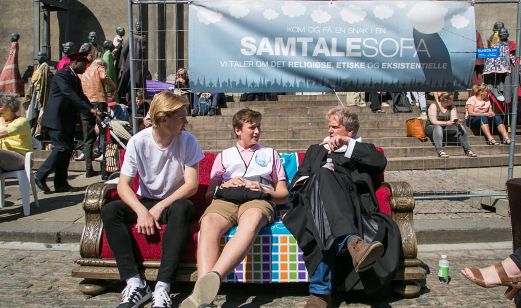 unge der snakker med en præst 