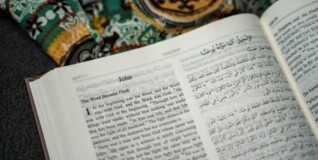 Anbefalinger bibelen på arabisk