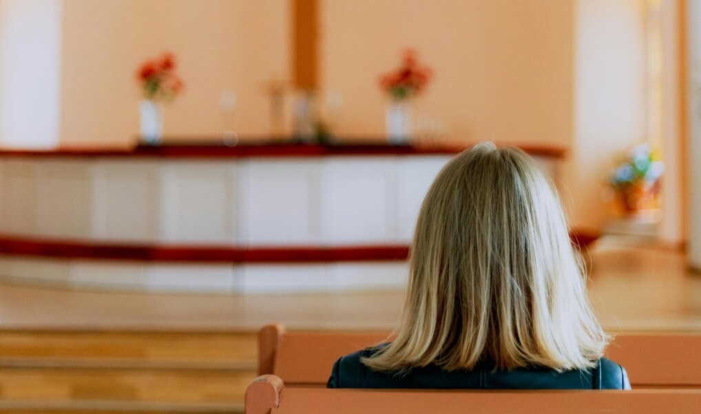 kvinde i kirke 