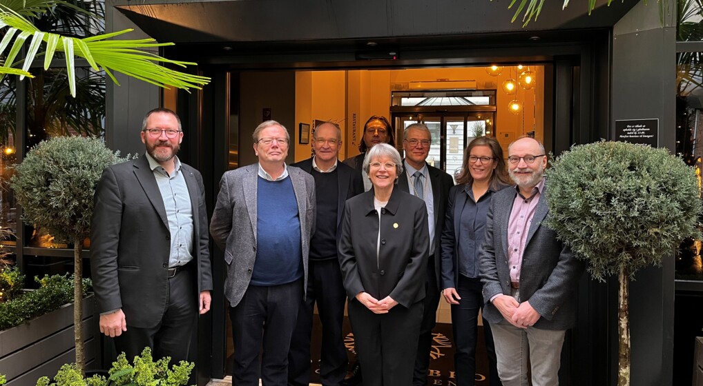 Medlemmer af Fællesskabet af reformatoriske kirker i Europa står side om side foran en dør åbning