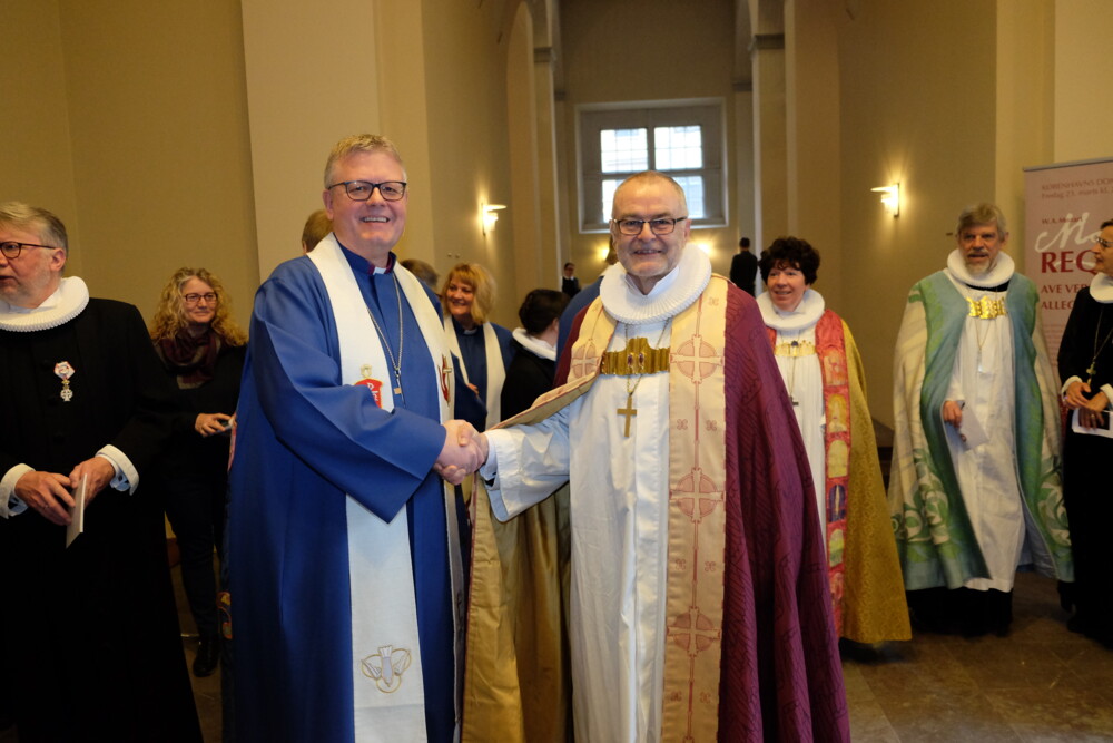 biskop i Metodistkirken Christian Alsted og biskop i Aalborg Stift Henning Toft Bro giver hånd.
