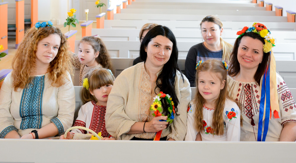 Ukrainske kvinder og børn i kirke