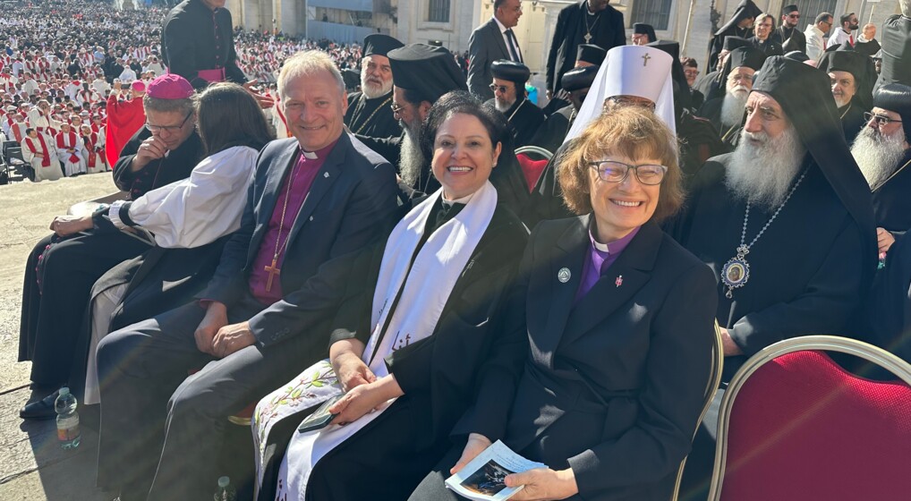 Henrik Stubkjær sidder til venstre sammen med to ledere fra andre lutherske kirker ved pave Frans' begravelse
