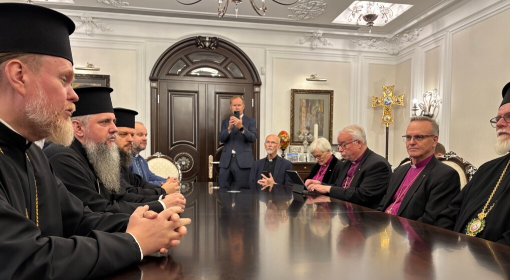 Biskopper sidder ved møde