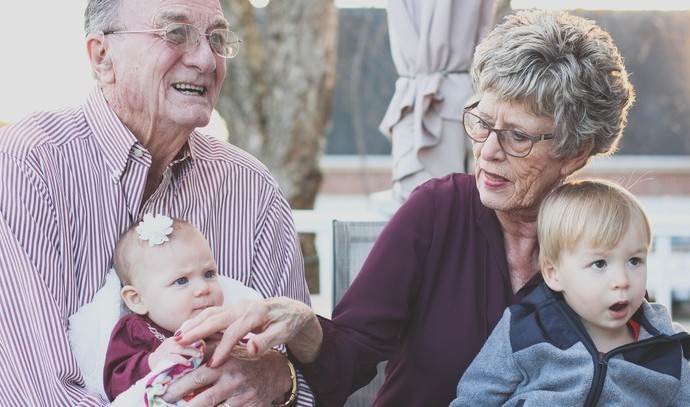 bedsteforældre sammen med deres børnebørn