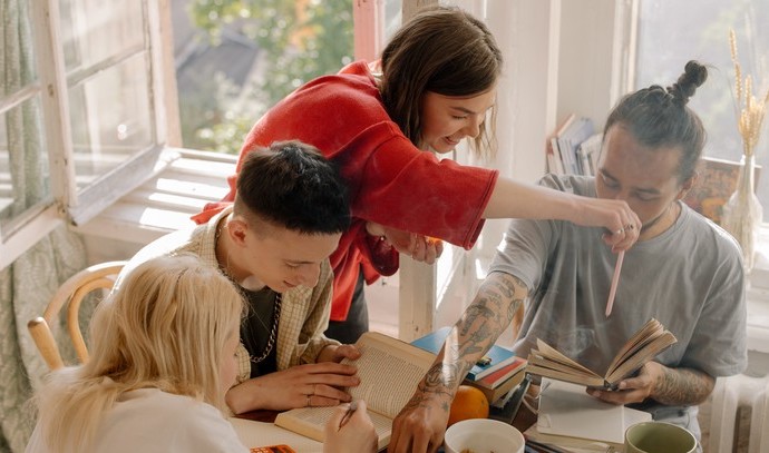 kvinde som smiler og peger