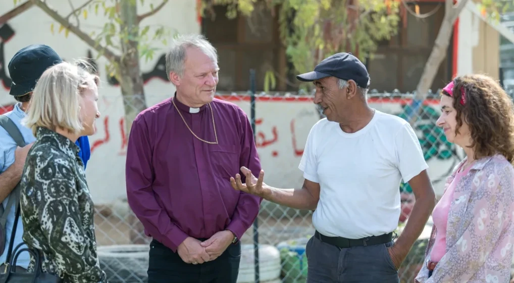 LVF's præsident biskop Henrik Stubkjær, leder af internationale programmer Caroline Tveoy og LVF’s repræsentant i Jerusalem Sieglinde Weinbrenner lytter til lokalsamfundsleder Eid Abu Khamis fra Khan Al Ahmar – et Jahalin-beduinsamfund bestående af omkring 35 familier, der lever i det såkaldte E1-område ved Jerusalem og er under konstant trussel om udsættelse og tvangsforflyttelse på grund af israelsk bosættelsesudvidelse i området. Foto: LVF/Albin Hillert.