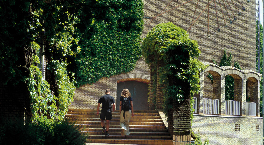 Aarhus Universitets Aula. 2 personer går mod indgangen. 