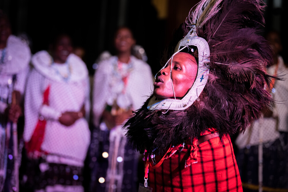 Person med fjerpåklædning
