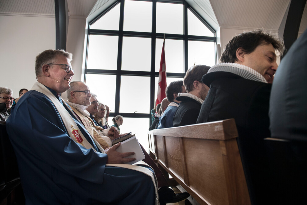 Biskopperne og præsterne sidder på kirkebænke