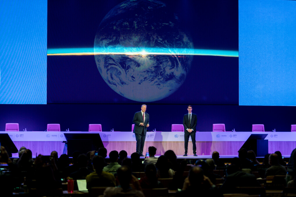 Scene, 2 mænd, animation bagved af jordkloden.