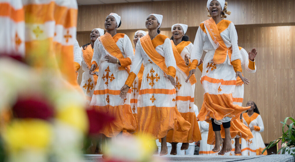 Mekane Yesu kor hopper og synger