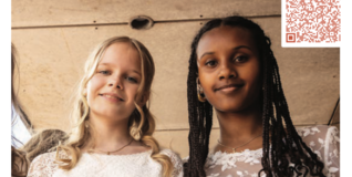 Forsiden af det nye magasin ”Konfirmation i den danske folkekirke”, hvor to unge konfirmander smiler