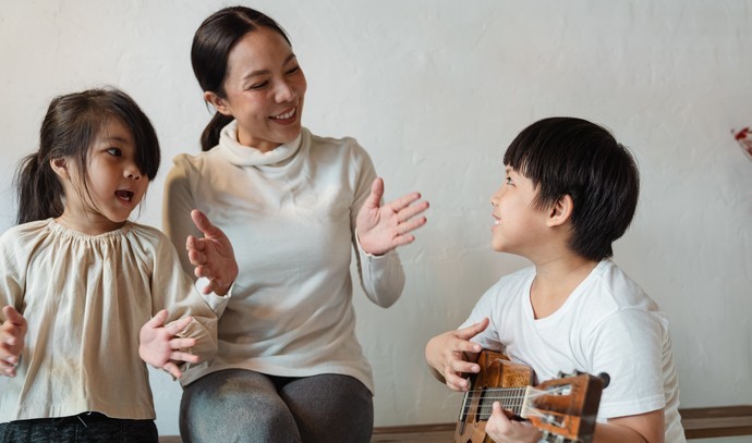 kvinde der synger med børn