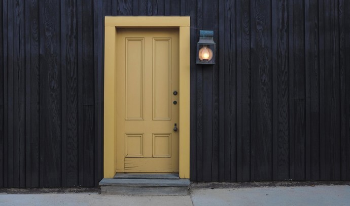 en gul dør
